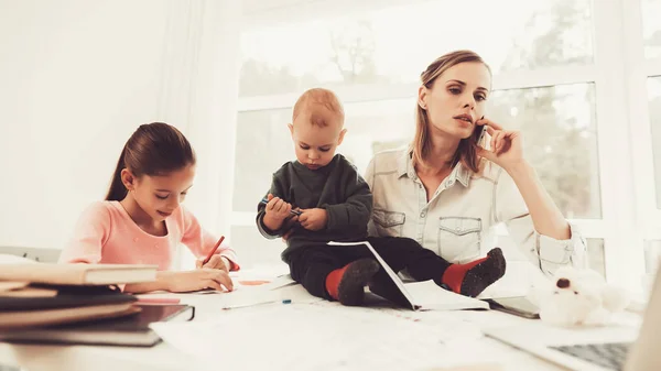 Een Vrouw Werkt Tijdens Zwangerschaps Bevallingsverlof Thuis Problemen Lossen Officiële — Stockfoto