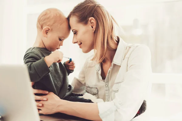 Donna Sta Giocando Con Bambino Sul Posto Lavoro Problemi Risolvere — Foto Stock