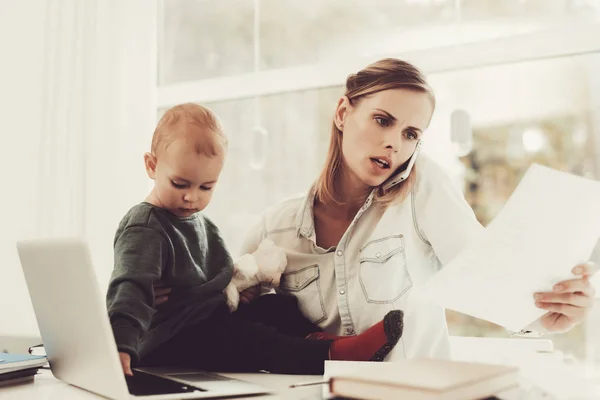 Een Vrouw Werkt Tijdens Zwangerschaps Bevallingsverlof Thuis Problemen Lossen Officiële — Stockfoto