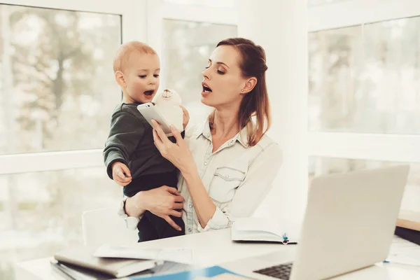 Femme Joue Avec Bébé Milieu Travail Résolution Problèmes Des Vêtements — Photo