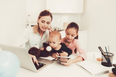 Anne ve kızı küçük bebekle oynuyorsun. Aile ilişki kavramı. Gadget'ı ekran. Klavyede kaydediyor. Küçük elleri. Etkin aile. Holiday Leisure. Mutlu çocukluk. Ebeveynin görev.