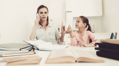 Annem telefonda konuşur. Kızının ev ödevi görevi. Aile ilişki kavramı. Eğitim çocukluk. Evde eğitim. Bilgi alma. Mutfak konsepti. Ebeveynler görev. Birlikte çalışma.
