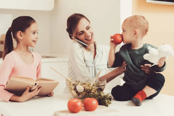 Happy Family Bereidt Een Salade Keuken Relatie Concept Plezier Tijdens — Stockfoto