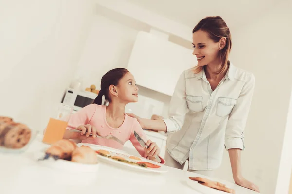 Moeder Het Geven Van Dochter Ontbijt Aan Keuken Gelukkig Gezinsband — Stockfoto