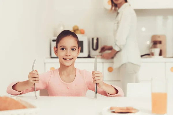 Маленькая Девочка Сидит Кухне Ожидании Завтрака Нож Вилка Руках Родительский — стоковое фото
