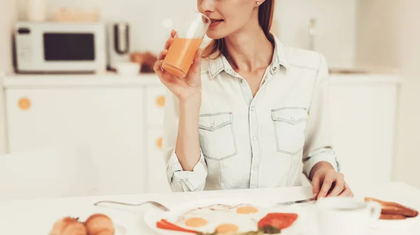 Femme Boit Jus Concept Petit Déjeuner Prendre Petit Déjeuner Dans — Photo