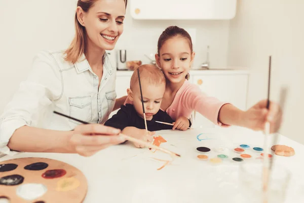 Mutter Und Tochter Zeichnen Mit Kleinem Baby Familienbeziehungskonzept Blatt Und — Stockfoto