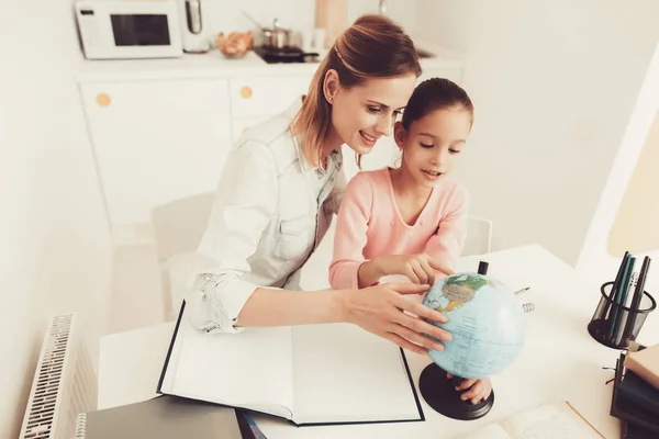 Мама Допомагає Дочці Робити Домашнє Завдання Кухні Концепція Сімейних Відносин — стокове фото
