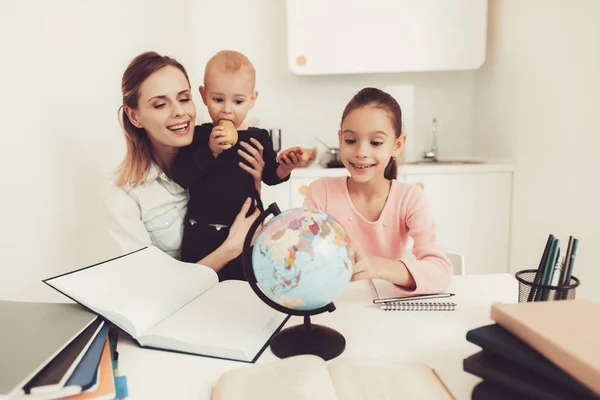 Moeder Helpt Dochter Huiswerk Keuken Doen Concept Van Familiebanden Educatieve — Stockfoto