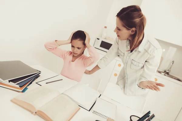 Moeder Helpt Dochter Huiswerk Keuken Doen Concept Van Familiebanden Educatieve — Stockfoto
