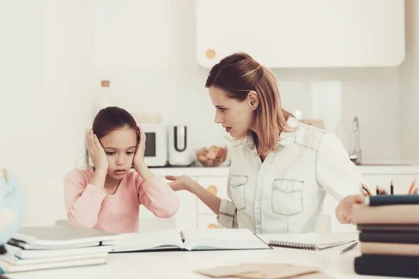 Мама Допомагає Дочці Робити Домашнє Завдання Кухні Концепція Сімейних Відносин — стокове фото