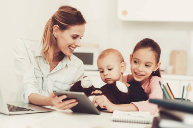 Anne ve kızı küçük bebekle oynuyorsun. Aile ilişki kavramı. Gadget'ı ekran. Klavyede kaydediyor. Küçük elleri. Etkin aile. Holiday Leisure. Mutlu çocukluk. Ebeveynin görev.