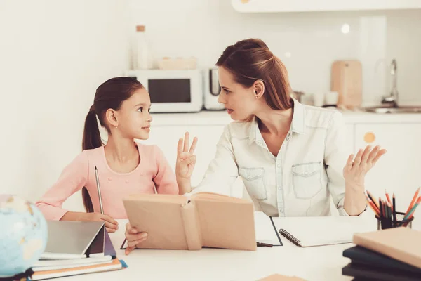 Moeder Helpt Dochter Huiswerk Keuken Doen Concept Van Familiebanden Educatieve — Stockfoto