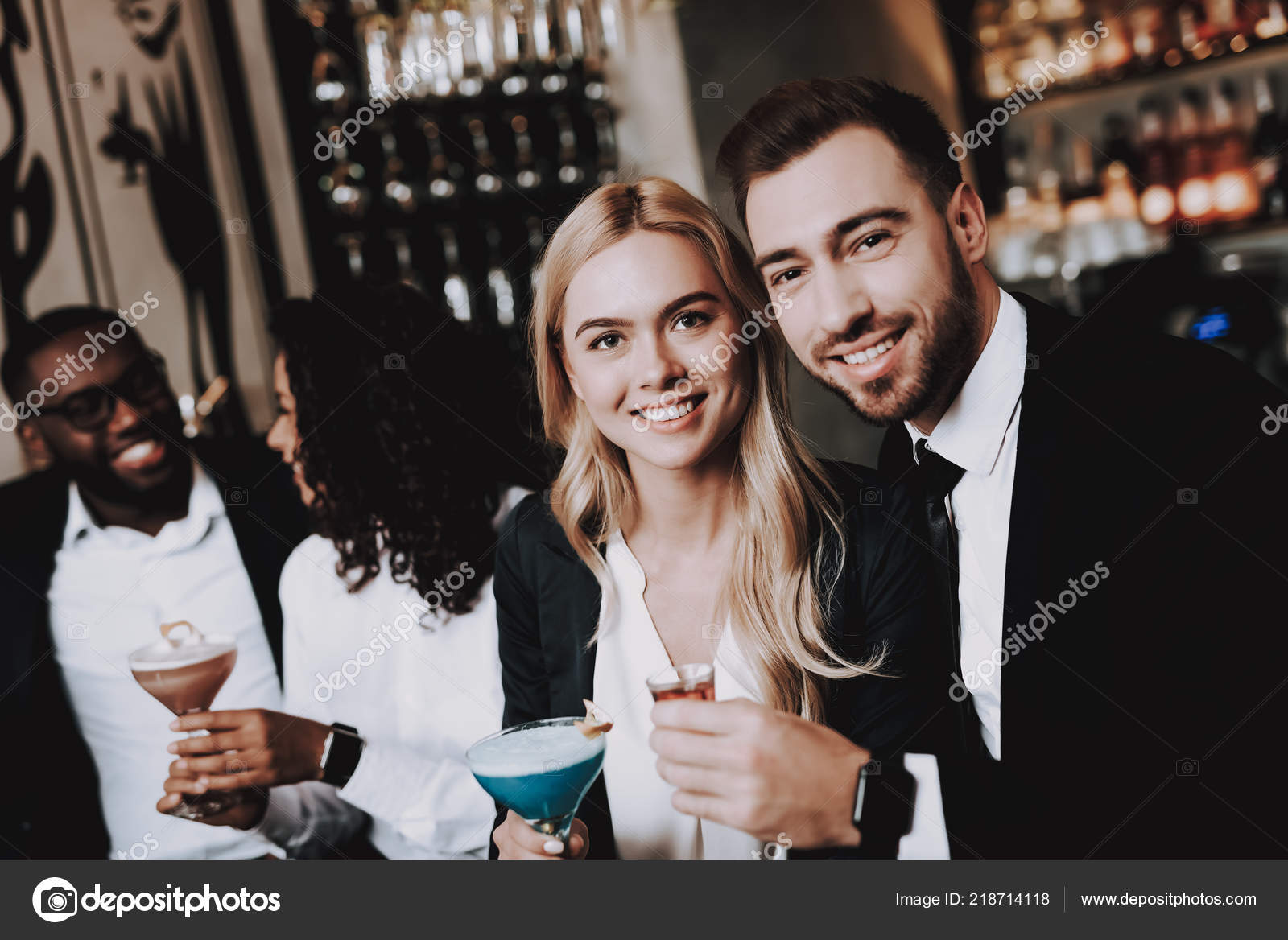 Nachtleben Madchen Und Jungs Trinken Alkoholische Getranke Bar Verschiedene Rassen Stockfotografie Lizenzfreie Fotos C Vadimphoto1 Gmail Com 218714118 Depositphotos