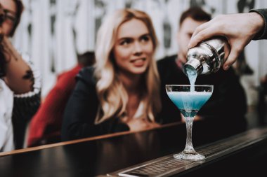 Clubbing. Çocuklar. Kızlar. Sipariş. Kokteyller. Otur. Bar Counter. Bir grup genç insan. Dinlenme. Alkollü içki iç. İyi eğlenceler. Birlikte. Neşeli. Çene-çene. Serbest zaman. Gece hayatı. Olumlu. Duygu.