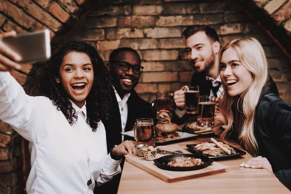 Rapariga Negra Selfie Amigos Grupo Jovens Descanse Bar Beba Bebidas — Fotografia de Stock