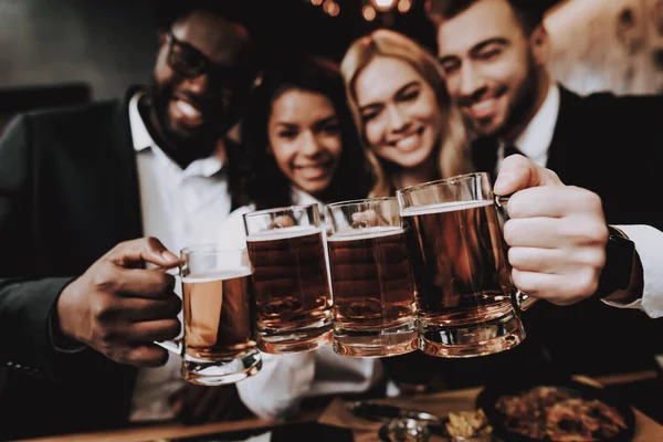 Adam Kızlar Çene Çene Gece Hayatı Bira Bar Dinlenme Alkollü — Stok fotoğraf