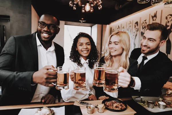 Kinn Kinn Nachtleben Bier Zwei Jungs Mädchen Bar Ruhe Trinken — Stockfoto