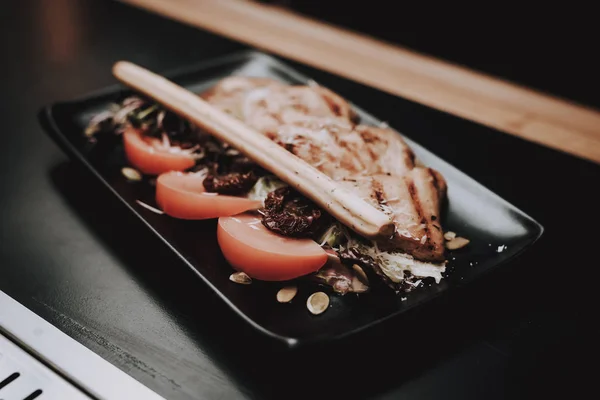 Que Alegria Comida Prato Barman Comida Para Clientes Grupo Jovens — Fotografia de Stock