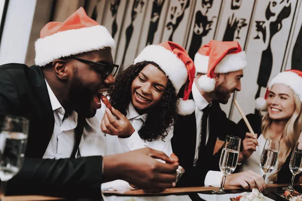 圣诞老人的帽子 玩得愉快 年轻人 女孩和男人 喝酒精饮料 不同的种族交流 俱乐部 夜生活 — 图库照片