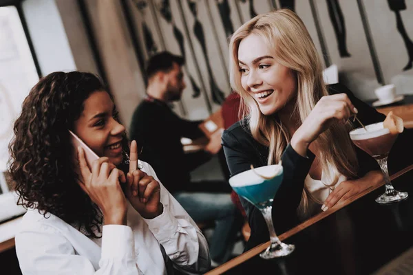 Spaß Haben Selfie Mädchen Ordnung Cocktails Sitzen Bar Gruppe Junger — Stockfoto