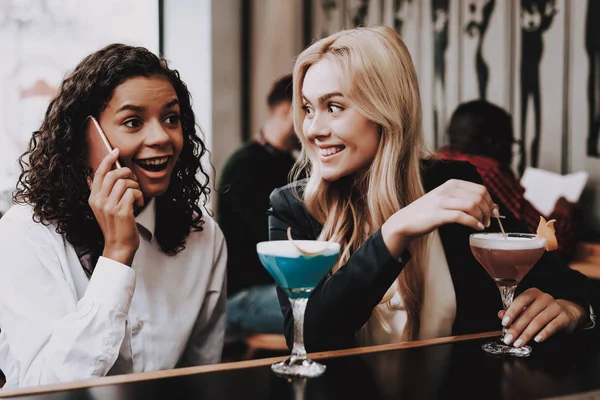 Trinken Alkoholische Getränke Mädchen Ordnung Cocktails Sitzen Theke Gruppe Junger — Stockfoto