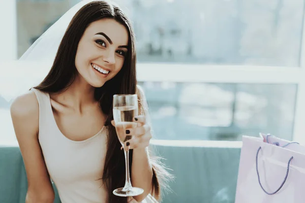 Chica Sonriente Está Preparando Fiesta Las Gallinas Beber Vino Cuidado — Foto de Stock