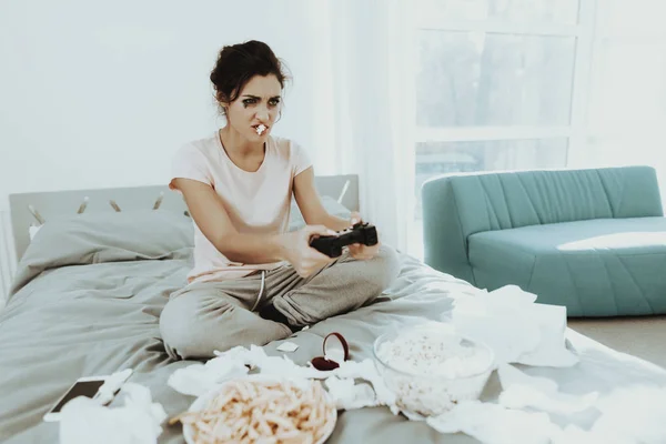 Chica Triste Con Máscara Fluida Juega Consola Cama Vacaciones Infelices — Foto de Stock