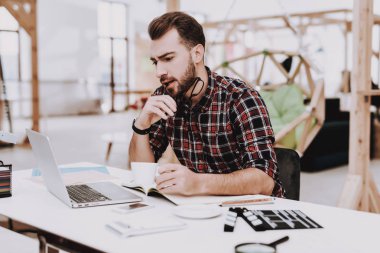 İlham. Dizüstü ekran. Bir fincan kahve. Resepsiyon. Çalışma alanı. Hareket eden telefon. Genç erkek. İş adamı. Yaratıcı işçi. Fikirler oluşturur. Proje. Otur. Beyin fırtınası. İş. Office. Yaratıcı işçi. Gözlük.