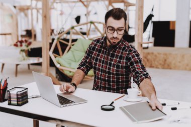 Klasör. Proje. Dizüstü bilgisayar. Otur. Beyin fırtınası. Genç bir adam. İş adamı. İş. Office. Yaratıcı işçi. Fikirler. İş adamları. Çalışma alanı. İlham. Stres. Gevşeme. Hobi. Rahat Office.