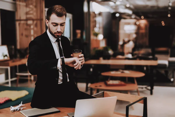 Armbandsur Kostym Laptop Sitt Brainstorm Ung Kille Affärsman Arbetar Kontor — Stockfoto