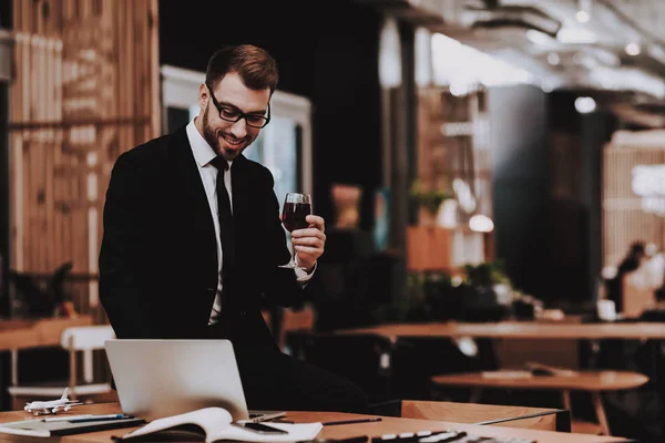 Brainstorm Copo Vinho Terno Negócios Laptop Senta Jovem Empresário Trabalhar — Fotografia de Stock