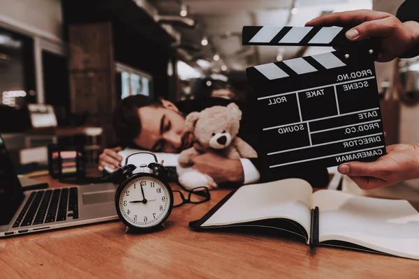 Projekt Wecker Geschäftsanzug Schlafen Arbeitsplatz Entspannung Kreativer Arbeiter Laptop Junge — Stockfoto