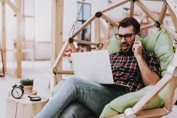 Skapar Idéer Smartphone Hängande Stol Laptop Sitt Brainstorm Ung Kille — Stockfoto