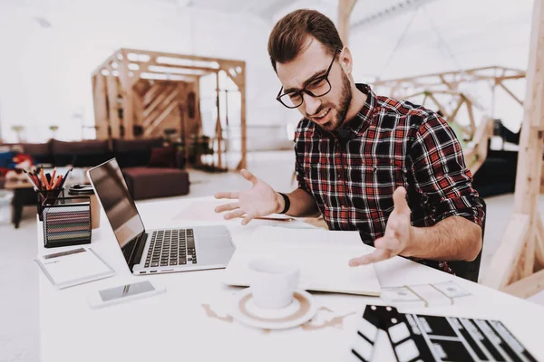 Laptop Papper Kaffe Skrivbord Arbetsplatsen Mobiltelefon Ung Hane Affärsman Kreativa — Stockfoto