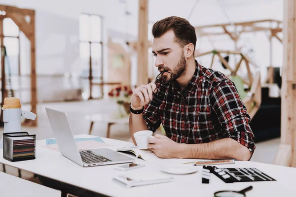 Laptop Scherm Kopje Koffie Bureau Werkplek Mobiele Telefoon Jonge Man — Stockfoto