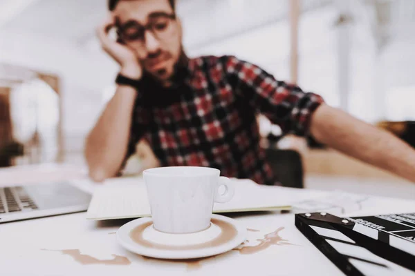 테이블에 피곤된 남자입니다 커피입니다 가입니다 창조적인 노동자입니다 아이디어를 만듭니다 프로젝트입니다 — 스톡 사진