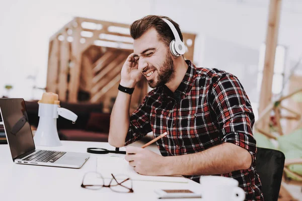 Affärsman Lyssna Musik Arbetar Idéer Light Bulb Glasögon Laptop Bekväm — Stockfoto