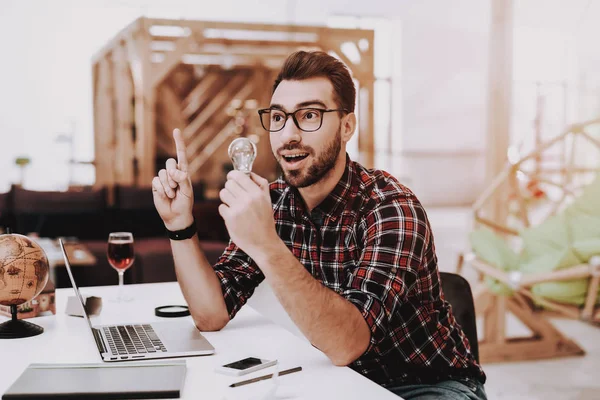 Idéer Light Bulb Glas Vin Tabell Laptop Bekväm Projektet Sitt — Stockfoto