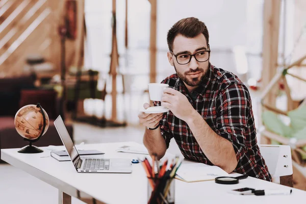 Fika Dricka Kaffe Ung Kille Affärsman Arbetar Kontor Kreativa Arbetaren — Stockfoto