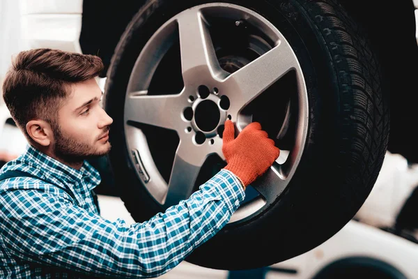 Young Smiling Mechanic Cleans Car Tire Service Station Professional Uniform — Stock Photo, Image