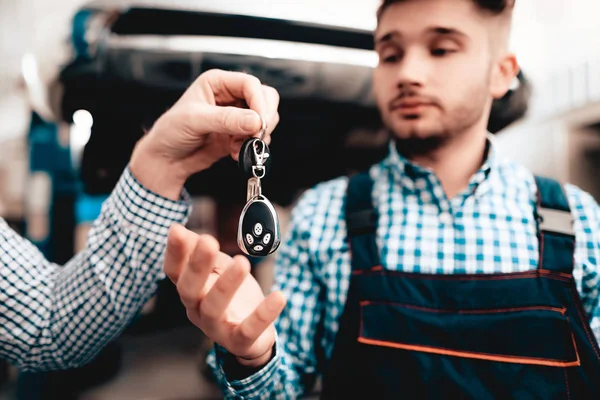 Ιδιοκτήτης Αυτοκινήτου Δίνει Κλειδιά Μηχανικός Αυτοκινήτων Στο Γκαράζ Εμπιστοσύνη Που — Φωτογραφία Αρχείου