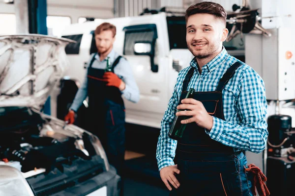 Two Young Mechanics Drinking Beer Service Station Relaxing Concept Having — Stock Photo, Image