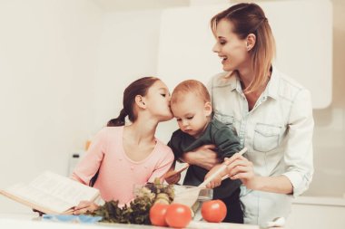 Mutlu aile mutfak At salata hazırlanıyor. İlişki kavramı. Pişirme sırasında eğlenmek. Sabah Nutricion. Kaşık besleyen. Mutlu çocukluk kavramı. Öğle yemeği vakti. Vegies karıştırma.