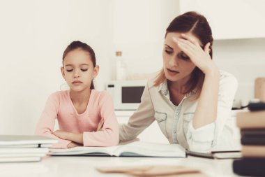 Anne kızı mutfakta ödev yapmak için yardımcı olur. Aile ilişki kavramı. Eğitim çocukluk. Evde eğitim. Bilgi alma. Bilgi yazma. Ebeveynler görev. Birlikte çalışma.