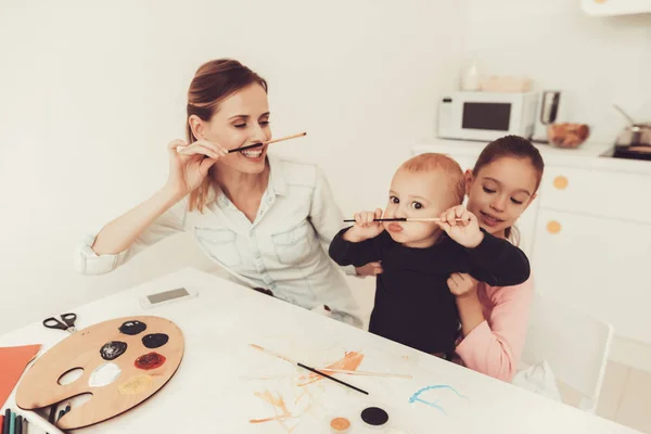 Moeder Dochter Zijn Tekenen Met Kleine Baby Concept Van Familiebanden — Stockfoto