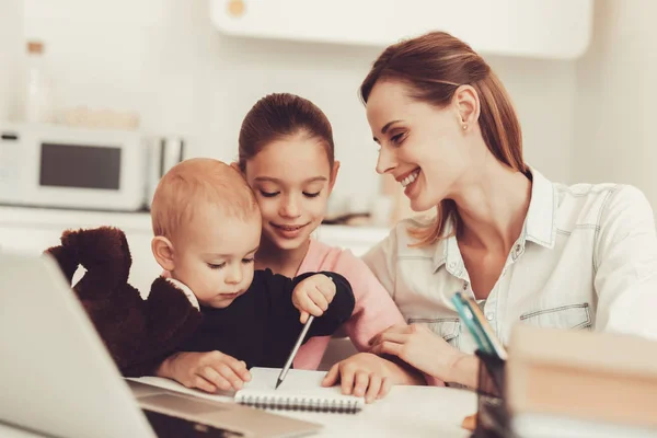 Moeder Dochter Spelen Met Kleine Baby Concept Van Familiebanden Gadget — Stockfoto