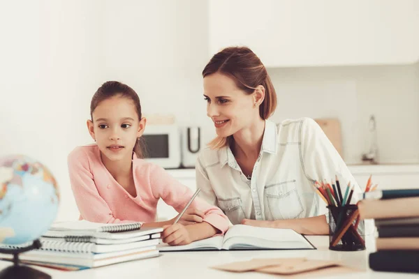 Mamma Aiuta Figlia Fare Compiti Cucina Concetto Relazione Familiare Infanzia — Foto Stock