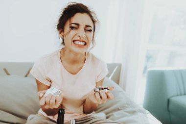 Yalnız Ağlayan kadın yatakta fotoğraf tatili. Şişe şampanya elinde. Mutsuz tatil. Üzücü hafta sonu. Gözyaşları yüzünde. Hayal kırıklığına kız. Kötü ruh kadın. Yatak odasında yalnız.