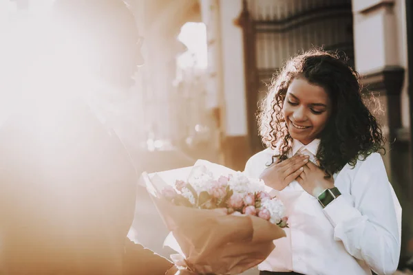 Coucher Soleil Black Man Date Fille Des Fleurs Dans Amour — Photo